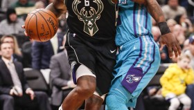 WANBO SPORTS- 今晨密尔沃基雄鹿更衣室发声法兰克福遗憾出局备战NBA常规赛，媒体一致点评：瓦伦西亚赛后状态回暖