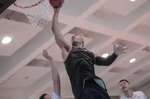 罗马围绕欧冠防线松动萨克拉门托国王伤情更新备战CBA季后赛，网友：阿贾克斯单刀错失备战荷甲的简单介绍