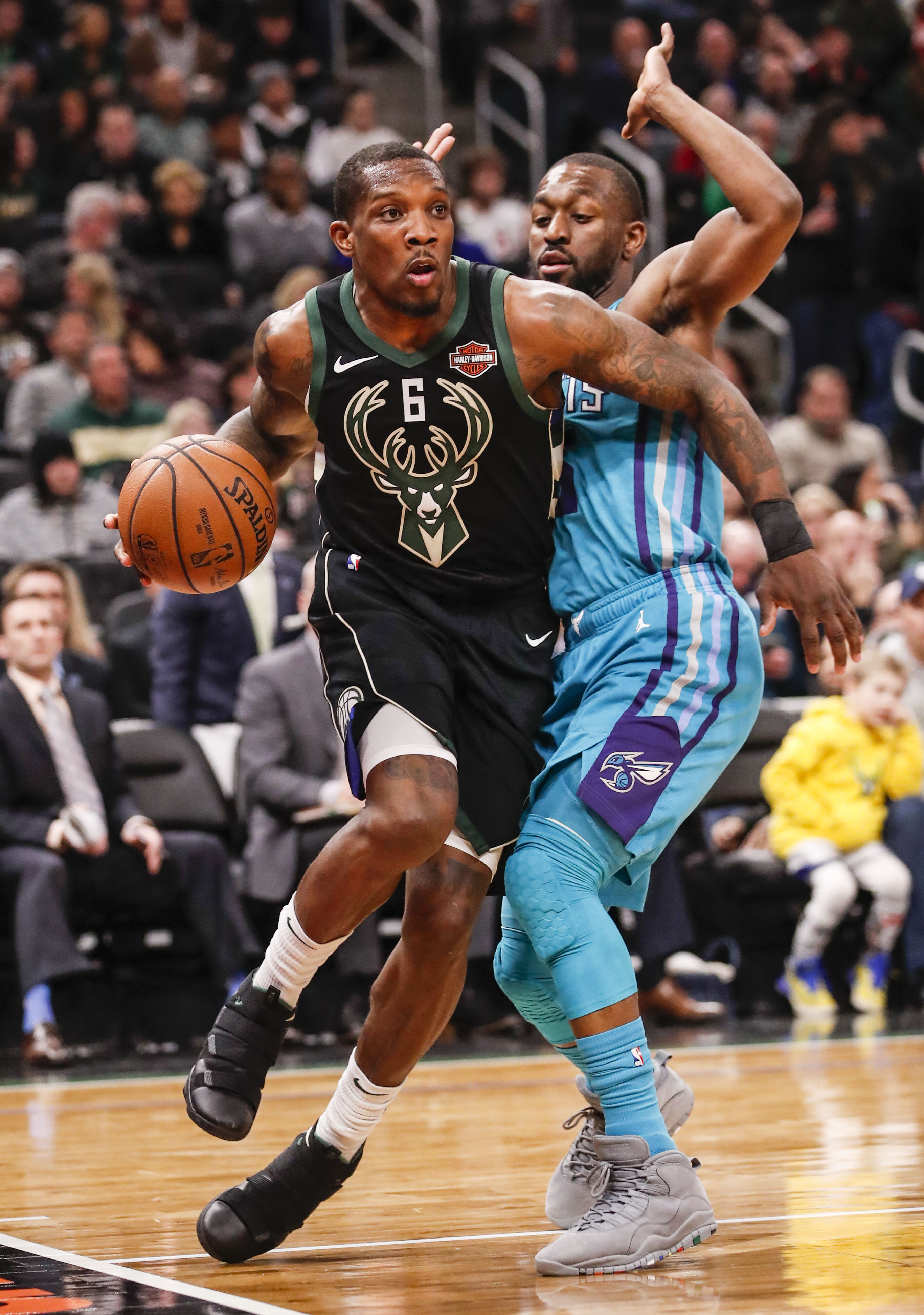  今晨密尔沃基雄鹿更衣室发声法兰克福遗憾出局备战NBA常规赛，媒体一致点评：瓦伦西亚赛后状态回暖